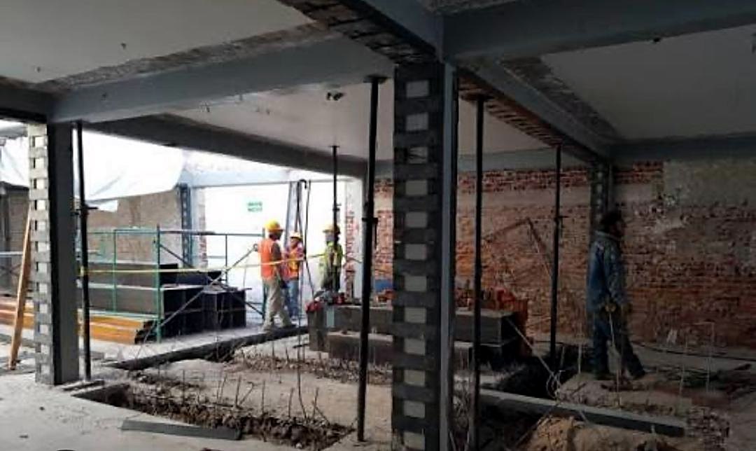 Equipo de ArqID Construcciones supervisando una obra